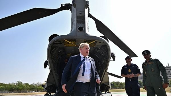 Лондон попросил заменить вертолет из РФ на американский для перевозки Джонсона<br />
