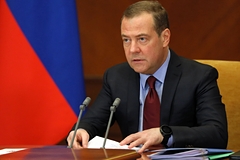 Медведев ответил на заявление главы СНБО Украины об ударе по Крымскому мосту