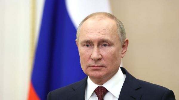 Путин поздравил Макрона с переизбранием на пост президента Франции