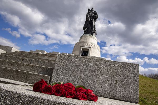 СК возбудил дела после осквернения советских воинских памятников в Германии