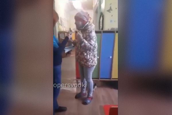 Сорвала бумажные «Z» с окон детского сада: женщину оштрафовали на 48 тысяч рублей