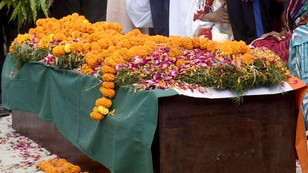 В Индии мужчина вернулся домой на следующий день после своих похорон<br />
