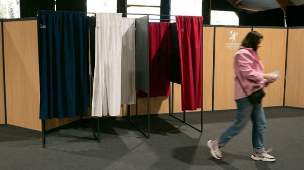 Второй тур выборов президента Франции начался за пределами европейской части страны