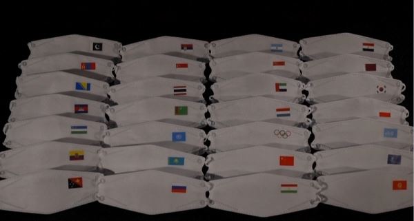 Зарубежные гости зимней Олимпиады в Китае вручили маски с символикой своих государств 