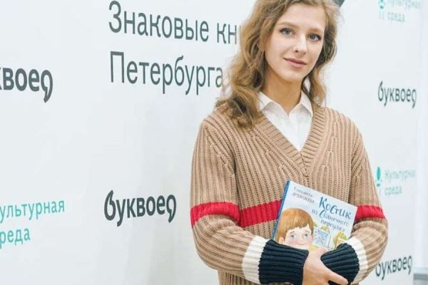 Звезда «Папиных дочек» Арзамасова рассказала об успехах в качестве детской писательницы 