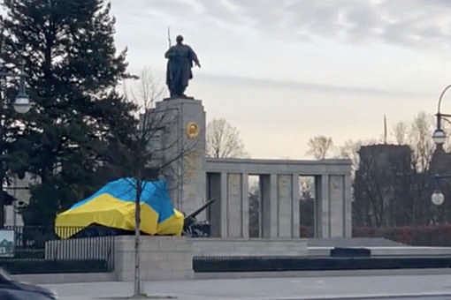Российское посольство направило ноту из-за осквернения советских памятников в Германии